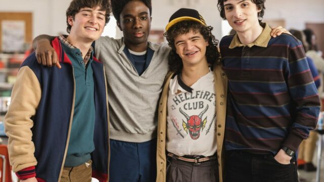 Documentário de ‘Stranger Things’ define data de lançamento da Netflix; Trailer leva os fãs por dentro da produção da temporada final e do último dia no set
