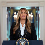 ARQUIVO - Convidados incluindo Mark Zuckerberg, a partir da esquerda, Lauren Sanchez, Jeff Bezos, Sundar Pichai e Elon Musk, chegam para participar da 60ª posse presidencial na Rotunda do Capitólio dos EUA em Washington, 20 de janeiro de 2025. (AP Photo/Julia Demaree Nikhinson, Arquivo)