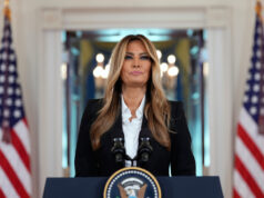 Documentário indesejado sobre ‘Melania’ recebe outro impulso de Bezos ARQUIVO - Convidados incluindo Mark Zuckerberg, a partir da esquerda, Lauren Sanchez, Jeff Bezos, Sundar Pichai e Elon Musk, chegam para participar da 60ª posse presidencial na Rotunda do Capitólio dos EUA em Washington, 20 de janeiro de 2025. (AP Photo/Julia Demaree Nikhinson, Arquivo)