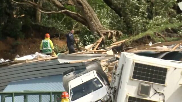 Dois adolescentes entre seis desaparecidos em deslizamento de terra em Nesta imagem de um vídeo, um policial com um cachorro procura pessoas perto do local de um deslizamento de terra na base do Monte Maunganui, na Ilha Norte da Nova Zelândia.