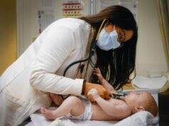 Dois casos de sarampo testam se a Bay Area pode impedir a propagação do vírus John Aguilar, de sete meses, é segurado por sua mãe Kimberly Fernandez, à esquerda, e pela Dra. Vidya Mony, à direita, enquanto recebe uma vacina de Farah Ng, RN, na clínica Valley Med em San Jose, Califórnia, na quinta-feira, 8 de janeiro de 2026. (Shae Hammond/Bay Area News Group)