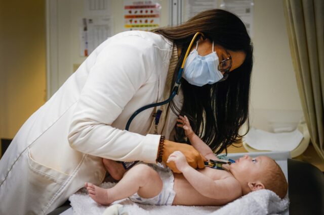 Dois casos de sarampo testam se a Bay Area pode John Aguilar, de sete meses, é segurado por sua mãe Kimberly Fernandez, à esquerda, e pela Dra. Vidya Mony, à direita, enquanto recebe uma vacina de Farah Ng, RN, na clínica Valley Med em San Jose, Califórnia, na quinta-feira, 8 de janeiro de 2026. (Shae Hammond/Bay Area News Group)