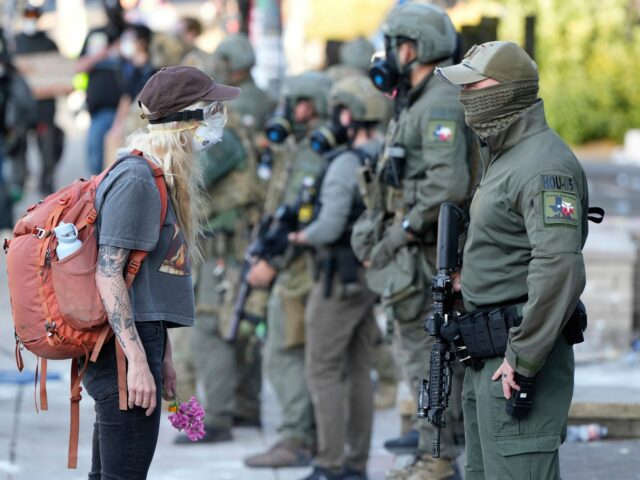 Dois feridos em tiroteio com agentes federais dos EUA em Portland: relatório
