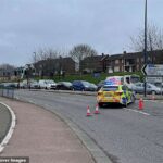 Os serviços de emergência correram para o incidente na A289 Gads Hill por volta das 12h10, enquanto os paramédicos tratavam do homem no local, que mais tarde foi declarado morto.