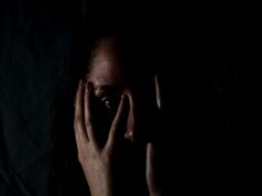 Dois países bloqueiam o aplicativo Grok por meio de CSAM gerado por IA enquanto aguardamos a resposta da Apple Dois países bloqueiam o aplicativo Grok por meio de CSAM gerado por IA enquanto aguardamos a resposta da Apple | Mulher assustada no escuro