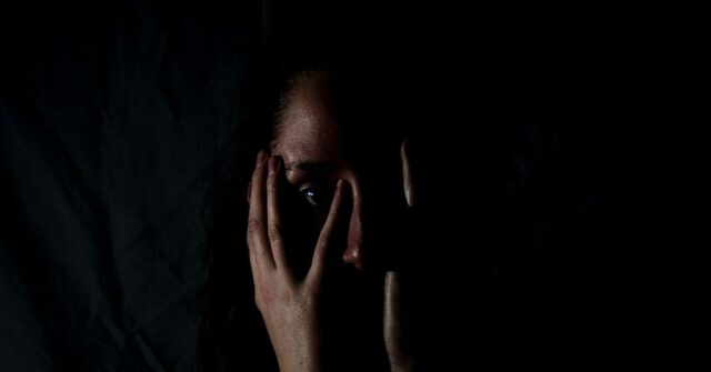 Dois países bloqueiam o aplicativo Grok por meio de CSAM gerado por IA enquanto aguardamos a resposta da Apple | Mulher assustada no escuro