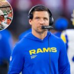 O coordenador defensivo do Los Angeles Rams, Chris Shula, assistindo a um jogo de futebol americano da NFL.