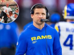 Dolphins prevê contratar neto de lenda do treinador da NFL após demissão de Mike McDaniel O coordenador defensivo do Los Angeles Rams, Chris Shula, assistindo a um jogo de futebol americano da NFL.