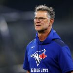 O técnico de banco Don Mattingly, do Toronto Blue Jays, entra em campo.