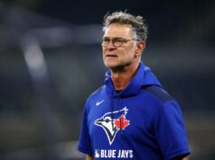 Don Mattingly juntando-se a Phillies como treinador de banco para continuar a busca pela indescritível World Series O técnico de banco Don Mattingly, do Toronto Blue Jays, entra em campo.
