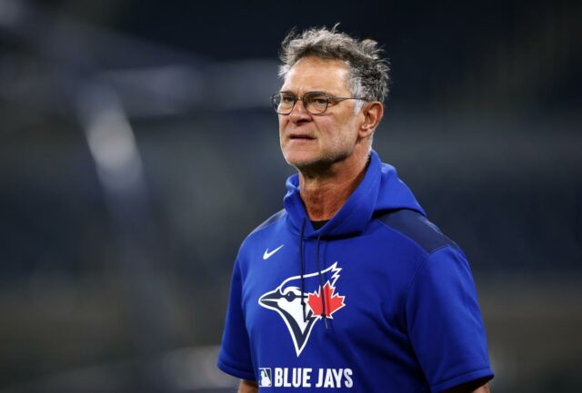 O técnico de banco Don Mattingly, do Toronto Blue Jays, entra em campo.