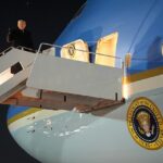 Donald Trump embarcou no Força Aérea Um para Davos, Suíça, na noite de terça-feira