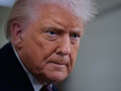 Donald Trump perdeu o MAGA em uma política importante Donald Trump speaks to reporters on board Air Force One while flying in between Ireland and Washington as he returns from the World Economic Forum on January 22, 2026.