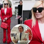 Donatella Versace homenageia o falecido Valentino em seu tom vermelho característico
