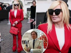 Donatella Versace homenageia o falecido Valentino em seu tom vermelho característico Donatella Versace homenageia o falecido Valentino em seu tom vermelho característico