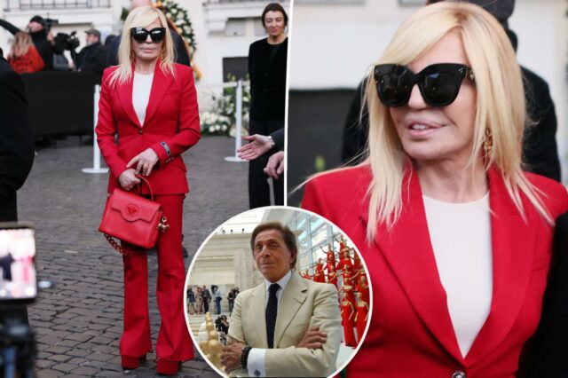 Donatella Versace homenageia o falecido Valentino em seu tom vermelho característico
