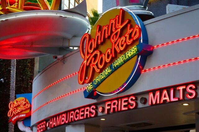 Dono do Johnny Rockets, Fatburger pede falência Dono do Johnny Rockets, Fatburger pede falência