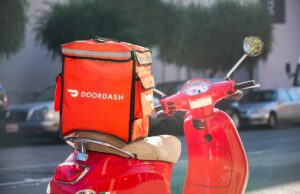 DoorDash diz que baniu motorista que aparentemente falsificou uma entrega usando IA DoorDash scooter