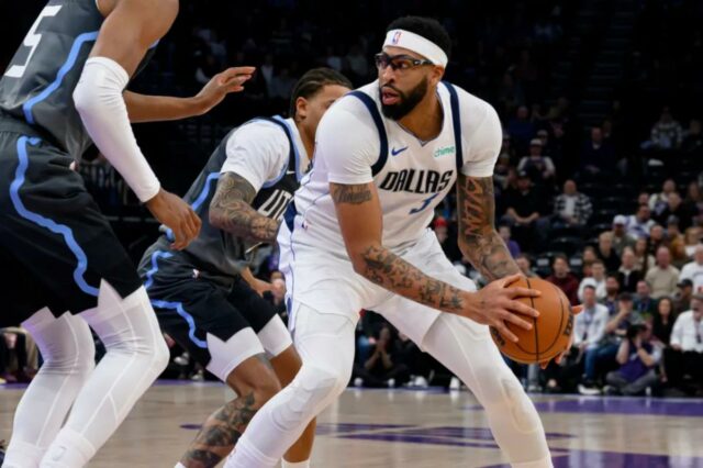 O atacante do Dallas Mavericks, Anthony Davis, à direita, enfrenta o guarda do Utah Jazz, Keyonte George, no centro, durante o primeiro tempo de um jogo de basquete da NBA, quinta-feira, 8 de janeiro de 2026, em Salt Lake City.