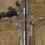 Um trem de carga atingiu o vagão em um cruzamento ferroviário na Reddies Road, em Cressy, cerca de 40 quilômetros ao norte de Colac, pouco depois das 10h.