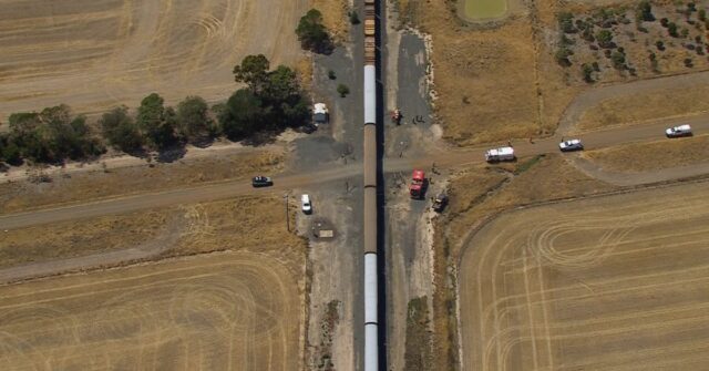 Um trem de carga atingiu o vagão em um cruzamento ferroviário na Reddies Road, em Cressy, cerca de 40 quilômetros ao norte de Colac, pouco depois das 10h.
