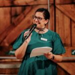 Há dois anos, a celebrante de casamento Louise Peachman desequilibrou a balança para 101,5 kg (223,7 libras)