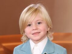 Duke McCloud, 6, de All Her Fault, fala sobre seu visual para o Globo de Ouro de 2026 Brittany Snow Red Carpet Chegada ao Globo de Ouro 2026