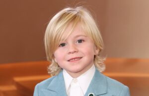 Duke McCloud, 6, de All Her Fault, fala sobre seu visual para o Globo de Ouro de 2026 Brittany Snow Red Carpet Chegada ao Globo de Ouro 2026