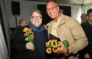 Dwayne Johnson faz discurso emocionante no Variety Palm Springs Brunch: ‘Estamos todos passando por isso agora’ Dwayne Johnson faz discurso emocionante no Variety Palm Springs Brunch: ‘Estamos todos passando por isso agora’