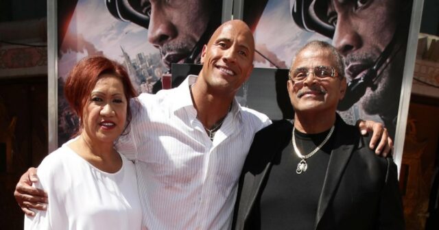 Dwayne Johnson relembra o 'relacionamento explosivo e vulcânico' de seus Dwayne Johnson nunca se reconciliou com o pai Rocky Johnson antes de sua morte