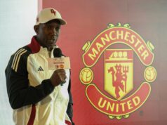 Dwight Yorke envia aviso ao Man Utd sobre a recontratação de Ole Gunnar Solskjaer e Michael Carrick como dupla Ruud van Nistelrooy de perto.