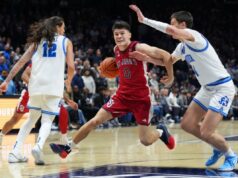 Dylan Darling continua mostrando que está muito mais perto de St. Dylan Darling, do St. John, passa a bola por Filip Borovicanin, do Xavier.