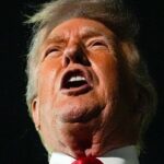 O Marine One, com o presidente Donald Trump a bordo, decola do South Lawn, terça-feira, 13 de janeiro de 2026, na Casa Branca, em Washington. A nova construção do salão de baile pode ser vista à direita. (AP Photo/Pablo Martinez Monsivais)