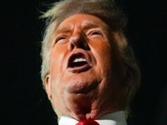 ‘É TARDE DEMAIS!’: Trump joga o ataque de domingo por causa de sua maior obsessão O Marine One, com o presidente Donald Trump a bordo, decola do South Lawn, terça-feira, 13 de janeiro de 2026, na Casa Branca, em Washington. A nova construção do salão de baile pode ser vista à direita. (AP Photo/Pablo Martinez Monsivais)