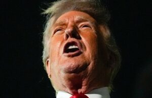 ‘É TARDE DEMAIS!’: Trump joga o ataque de domingo por causa de sua maior obsessão O Marine One, com o presidente Donald Trump a bordo, decola do South Lawn, terça-feira, 13 de janeiro de 2026, na Casa Branca, em Washington. A nova construção do salão de baile pode ser vista à direita. (AP Photo/Pablo Martinez Monsivais)