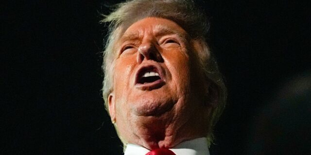 'É TARDE DEMAIS!': Trump joga o ataque de domingo por O Marine One, com o presidente Donald Trump a bordo, decola do South Lawn, terça-feira, 13 de janeiro de 2026, na Casa Branca, em Washington. A nova construção do salão de baile pode ser vista à direita. (AP Photo/Pablo Martinez Monsivais)