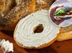 É o Dia Nacional do Bagel – aqui estão todas as ofertas e brindes reunidos para 2026 Bagel com sementes de papoula, torrado e barrado com cream cheese, com uma faca e uma tigela de cream cheese.