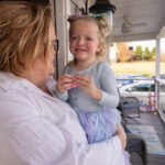 Há poucos meses, Gaile Osborne (à esquerda) não esperava que sua filha adotiva de 3 anos, Aubreigh, fizesse amigos na escola. Aubreigh foi diagnosticado com autismo aos 14 meses de idade. Depois de lutar para controlar as explosões e às vezes se machucar, ela iniciou um programa de terapia chamado análise comportamental aplicada. “Não é perfeito”, diz Osborne. “Mas o crescimento em menos de um ano é simplesmente irreal.” (Katie Shaw para KFF Health News)