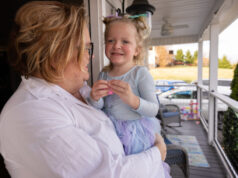 É o “padrão ouro” no tratamento do autismo. Por que os estados estão controlando isso? Há poucos meses, Gaile Osborne (à esquerda) não esperava que sua filha adotiva de 3 anos, Aubreigh, fizesse amigos na escola. Aubreigh foi diagnosticado com autismo aos 14 meses de idade. Depois de lutar para controlar as explosões e às vezes se machucar, ela iniciou um programa de terapia chamado análise comportamental aplicada. “Não é perfeito”, diz Osborne. “Mas o crescimento em menos de um ano é simplesmente irreal.” (Katie Shaw para KFF Health News)