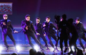 ESCUTE: BTS, Bruno Mars, Rush e o 2026 Outlook for Music Tours; Como Martin Luther King Jr. emergiu como uma figura da mídia nacional LAS VEGAS, NEVADA - APRIL 03: (L-R) RM, V, Jimin, Jungkook and Suga of BTS perform onstage during the 64th Annual GRAMMY Awards at MGM Grand Garden Arena on April 03, 2022 in Las Vegas, Nevada. (Photo by Rich Fury/Getty Images for The Recording Academy)