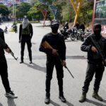 EUA alertam americanos para deixarem a Venezuela imediatamente enquanto milícias armadas estabelecem bloqueios de estradas