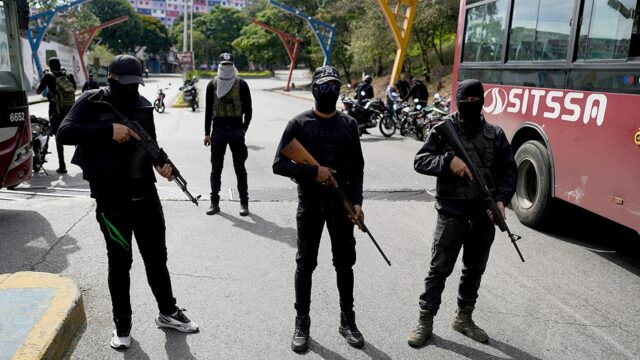 EUA alertam americanos para deixarem a Venezuela imediatamente enquanto milícias armadas estabelecem bloqueios de estradas
