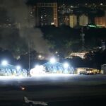 Um incêndio arde no Forte Tiuna, o maior complexo militar da Venezuela, após uma série de explosões em Caracas no sábado.