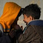 Cidadãos do bairro Sheik Maksoud são evacuados para uma área segura.