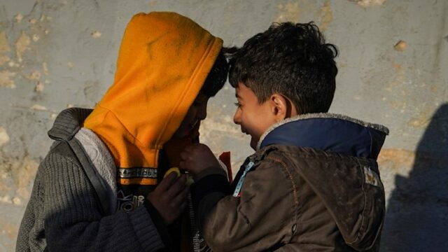 Cidadãos do bairro Sheik Maksoud são evacuados para uma área segura.