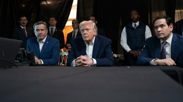 Marco Rubio observa o desenrolar da operação.