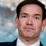 Cubanos fazem fila para compromissos na embaixada dos EUA em Havana, Cuba, quinta-feira, 8 de janeiro de 2026. (AP Photo/Ramon Espinosa)