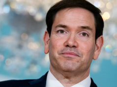 EUA suspenderão processamento de vistos de imigrantes de 75 países Cubanos fazem fila para compromissos na embaixada dos EUA em Havana, Cuba, quinta-feira, 8 de janeiro de 2026. (AP Photo/Ramon Espinosa)