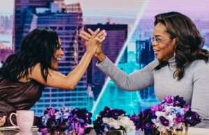 EXCLUSIVO: Oprah Winfrey tem três palavras de conselho para Sheinelle Jones Oprah dá a Sheinelle um abraço de parabéns por HOJE com Jenna e Sheinelle.