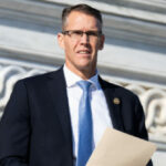 EXCLUSIVO - Rep. Feenstra apresenta projeto de lei para impedir que beneficiários de assistência social enviem dinheiro para o exterior